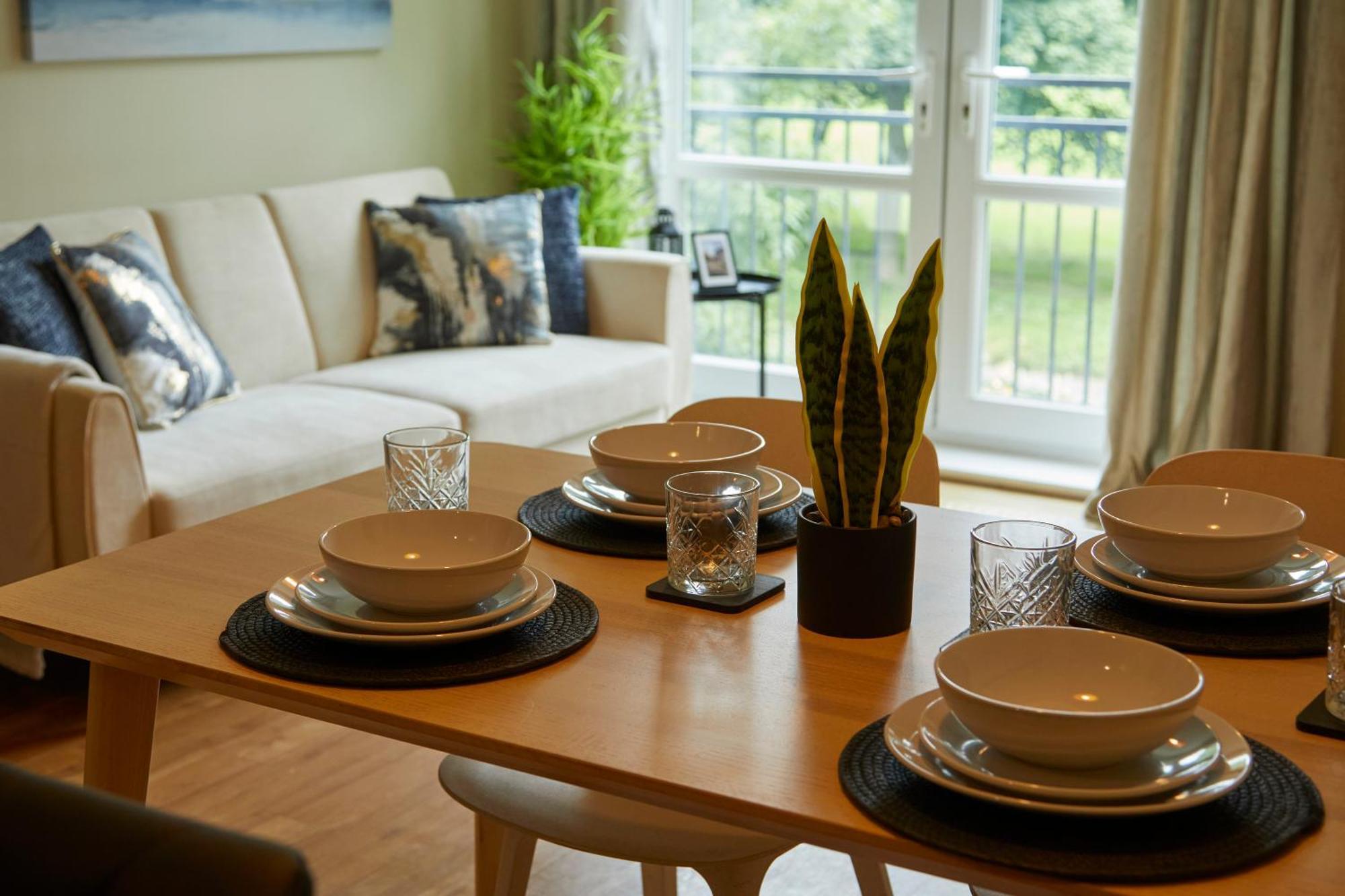 Stylish 2-bedroom With Free Parking Apartment *