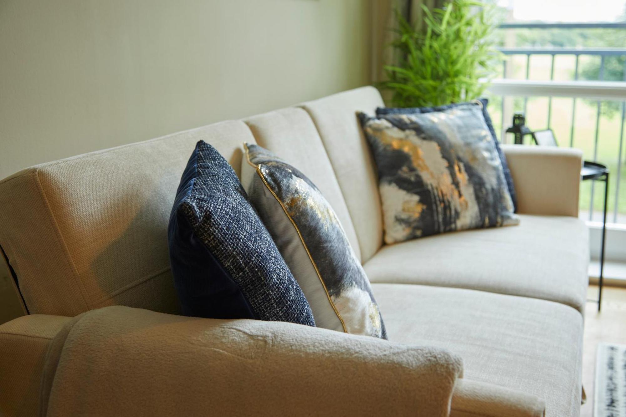 Stylish 2-bedroom With Free Parking Apartment *